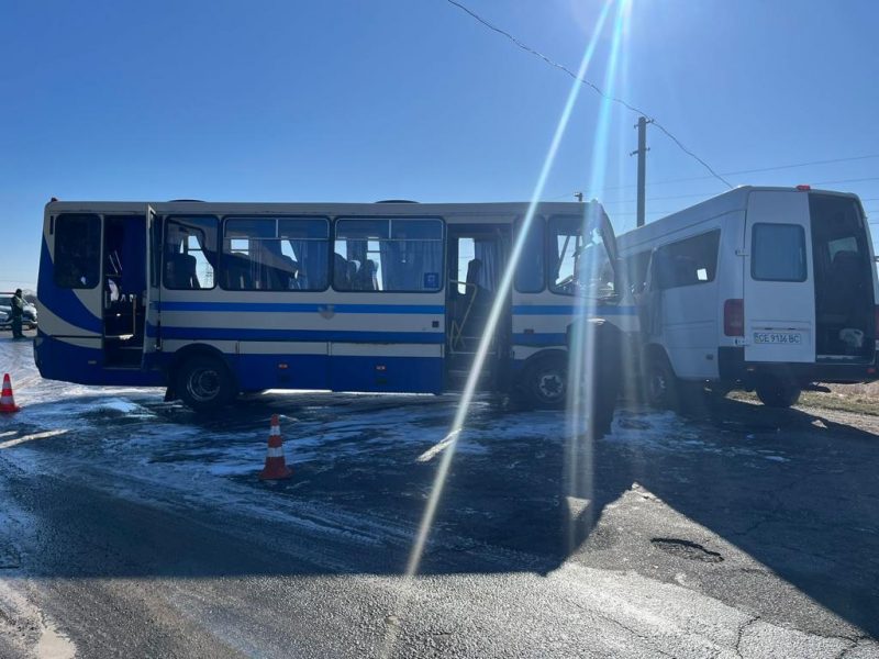 На Прикарпатті зіткнулися два рейсові автобуси: деталі аварії (ФОТО)