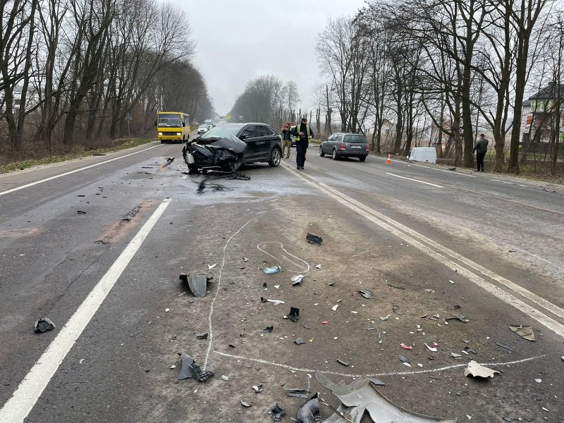 Потрійна ДТП на Львівщині: два водії й пасажир отримали травми (ФОТО)