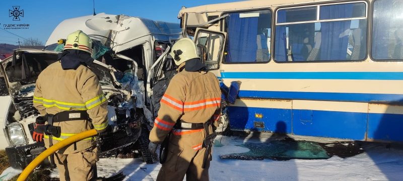ДТП на Коломийщині: вранці автобус в'їхав у бус (ФОТО)