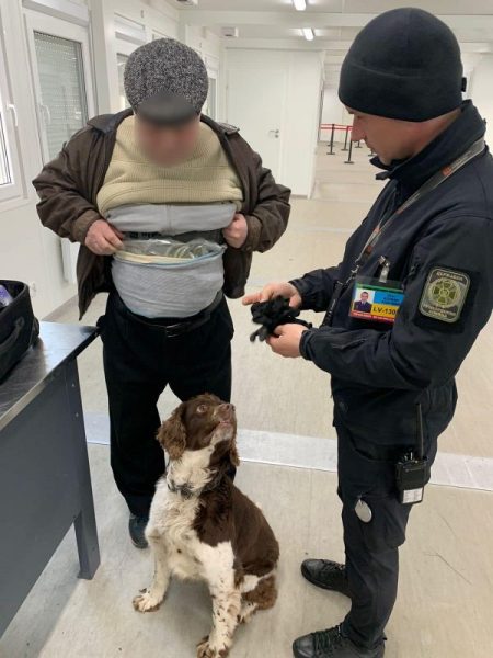 На кордоні з Польщею в українця знайшли згортки марихуани на тілі: де він їх сховав (ФОТО, ВІДЕО)