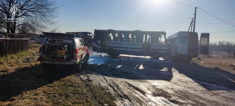 ДТП на Коломийщині: вранці автобус в'їхав у бус (ФОТО)