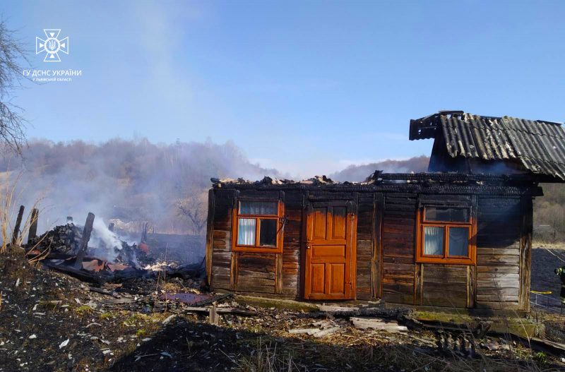 Біля Перемишлян люди підпалили суху траву, а загорівся будинок (ФОТО)