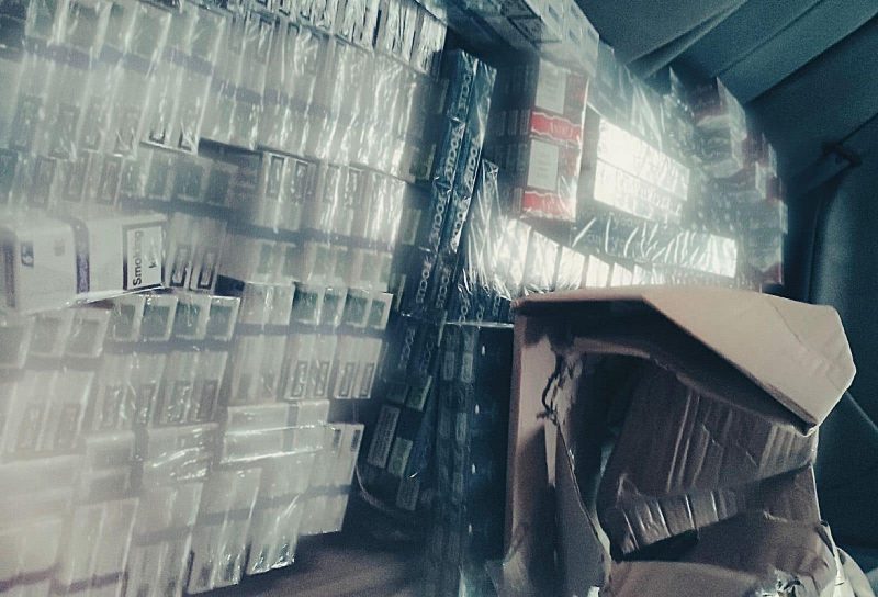Житель Чернівців хотів продати контрабандні цигарки у Надвірнянському районі: його зупинила поліція