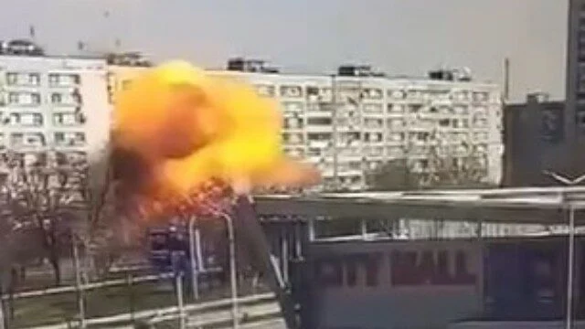 У Запоріжжі російська ракета влучила у багатоповерхівку: спалахнула пожежа (ВІДЕО)
