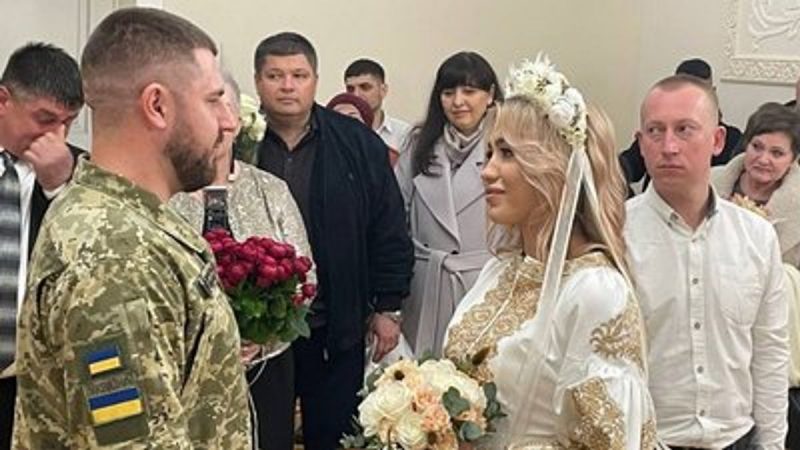 У Черкасах одружився військовий, який їхав на весілля з Бахмута танком (ФОТО)