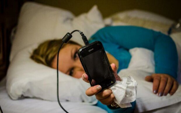 Чому не слід залишати телефон на зарядці всю ніч і як його правильно заряджати