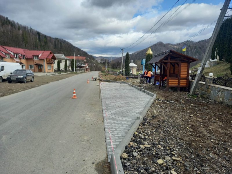 Встановлюють зупинку: в селі на Косівщині люди тепер чекатимуть автобус в нормальних умовах (ФОТО)