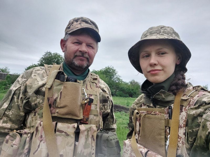 Воюють за полеглого сина і брата: як батько і дочка з Верховинщини захищають Україну на передовій
