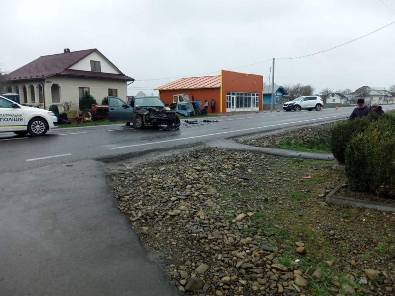 ДТП на Снятинщині: зіткнулися два автомобілі, є постраждалий (ФОТО)