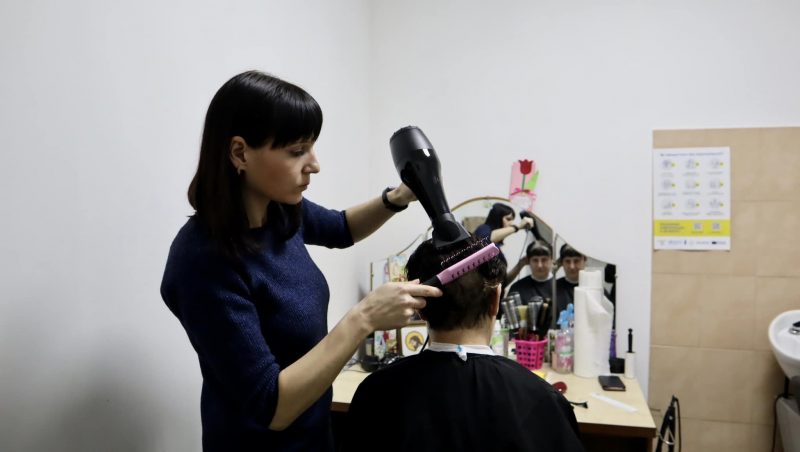 8-10 клієнтів у день: як у Коломиї працює безкоштовна перукарня (ФОТО)