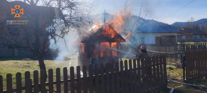 На Прикарпатті, на Великдень через свічку загорілася каплиця (ФОТО)