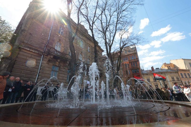 З кортенової сталі: у Львові відкрили фонтан на згадку про "Да Вінчі" й усіх добровольців війни (ФОТО)