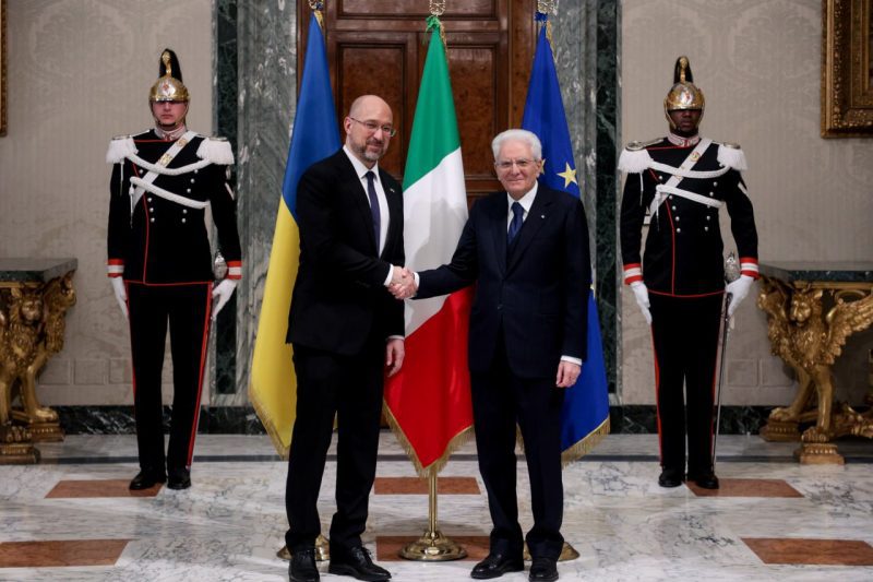 Італія підтримуватиме Україну стільки, скільки буде потрібно. Вдячний за ці слова солідарності Президенту Італії Серджо Маттареллі.  Під час нашої зустрічі обговорили актуальні напрямки співпраці: фінансовий, оборонний, санкційний сектори. Цінуємо військово-технічну допомогу Італії для сил безпеки й оборони України. Розраховуємо, що комплекс SAMP/T якнайшвидше прибуде в Україну та стане на захист українського неба.  Вдячні за готовність долучитися до реалізації Формули миру Президента Володимира Зеленського, а також за підтримку європейських прагнень України. Очікуємо, що Італія так само підтримає вступ України в НАТО. Адже це стане найкращою гарантією миру та безпеки в Європі.