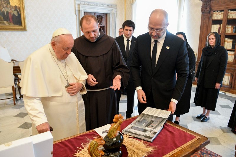 Прем'єр Шмигаль у Ватикані запросив Папу Римського відвідати Україну (ФОТО)