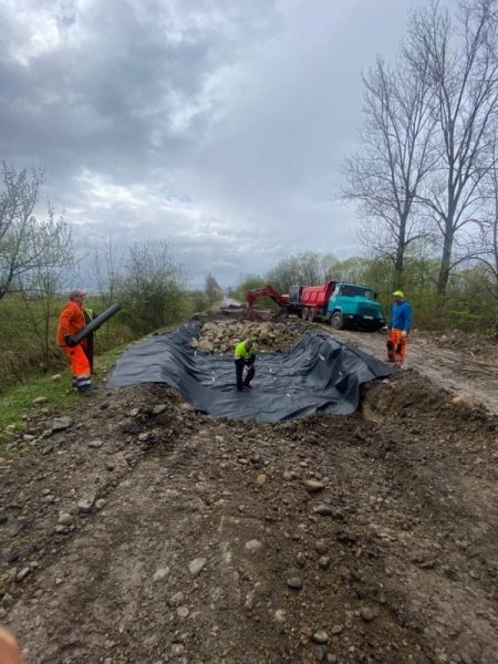 Неможливий проїзд: на Рожнятівщині екстрено почали ремонтувати дорогу (ФОТО)