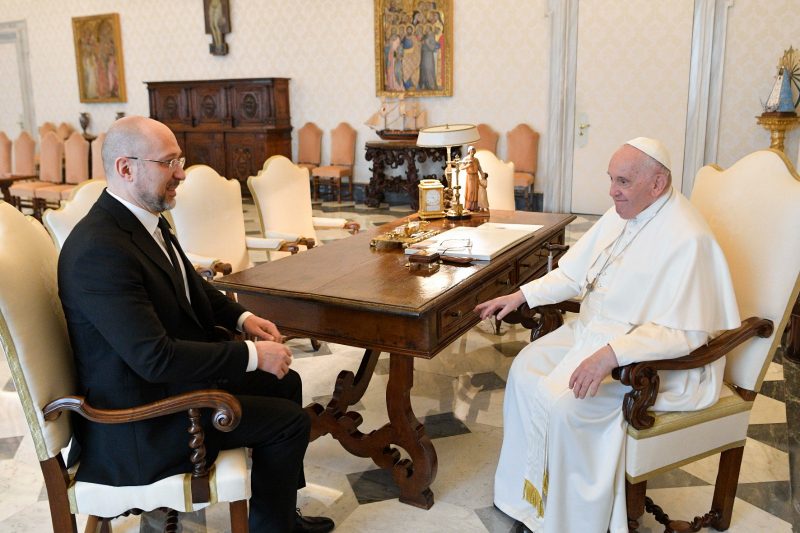 Прем'єр Шмигаль у Ватикані запросив Папу Римського відвідати Україну (ФОТО)