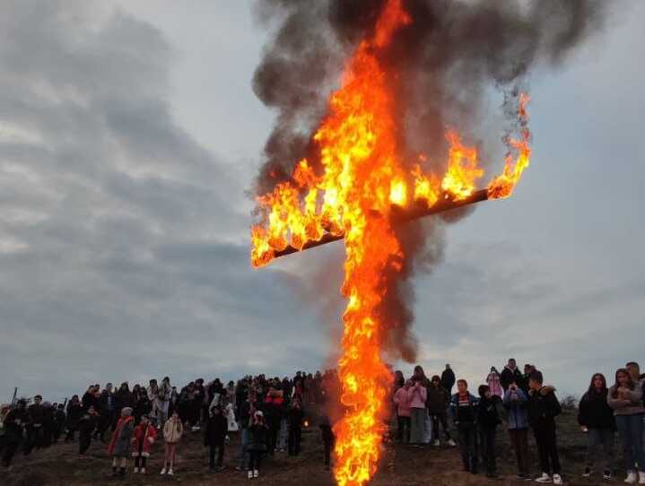 Давня традиція: на Закарпатті під час Хресної дороги підпалили хрест (ФОТО)