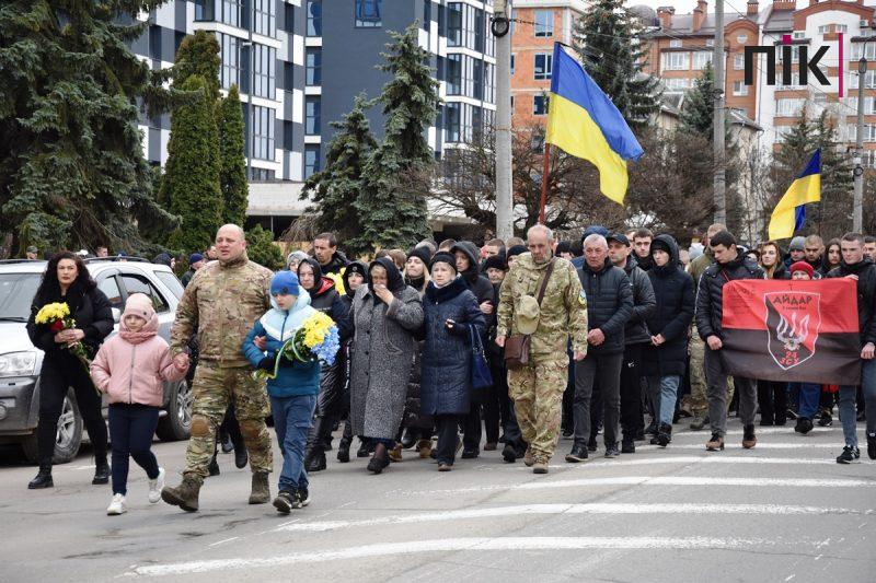 Прощання із Віталієм Меріновим: у Франківську траурна хода зібрала тисячі людей (ФОТО, ВІДЕО) 2 DSC 0004 scaled