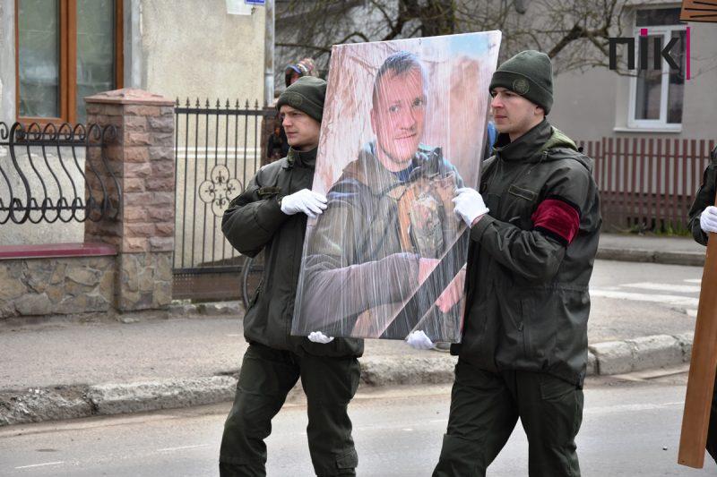 Прощання із Віталієм Меріновим: у Франківську траурна хода зібрала тисячі людей (ФОТО, ВІДЕО) 7 DSC 0019 scaled