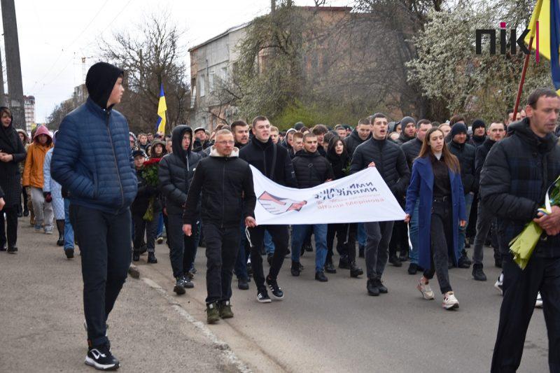 Прощання із Віталієм Меріновим: у Франківську траурна хода зібрала тисячі людей (ФОТО, ВІДЕО) 11 DSC 0034 scaled