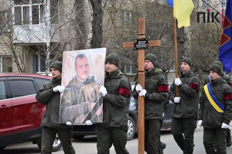 Прощання із Віталієм Меріновим: у Франківську траурна хода зібрала тисячі людей (ФОТО, ВІДЕО) 15 DSC 0041 scaled