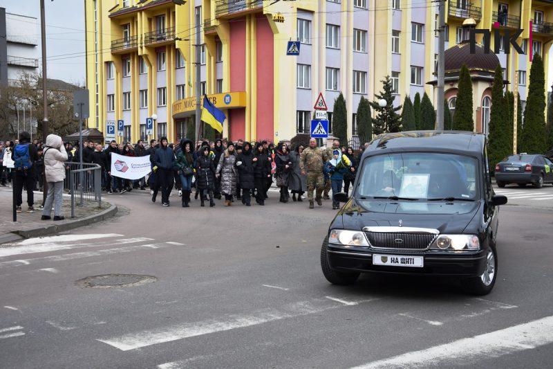 Прощання із Віталієм Меріновим: у Франківську траурна хода зібрала тисячі людей (ФОТО, ВІДЕО) 17 DSC 0047 scaled