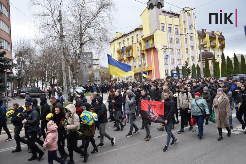 Прощання із Віталієм Меріновим: у Франківську траурна хода зібрала тисячі людей (ФОТО, ВІДЕО) 19 DSC 0051 scaled