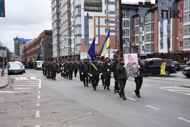 Прощання із Віталієм Меріновим: у Франківську траурна хода зібрала тисячі людей (ФОТО, ВІДЕО) 20 DSC 0064 scaled