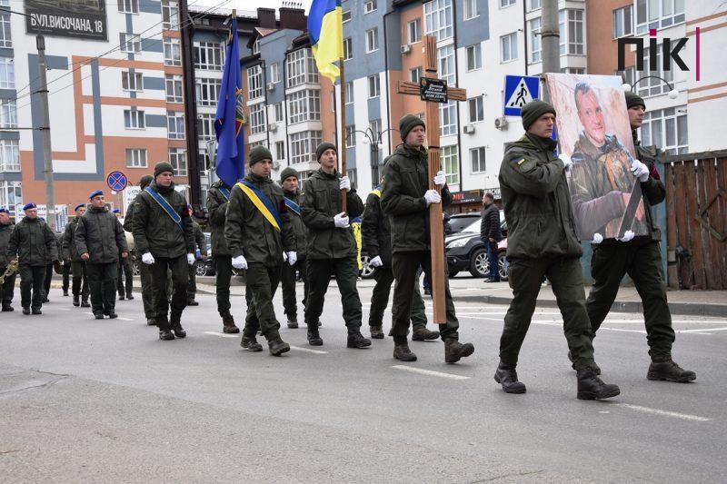 Прощання із Віталієм Меріновим: у Франківську траурна хода зібрала тисячі людей (ФОТО, ВІДЕО) 21 DSC 0067 scaled