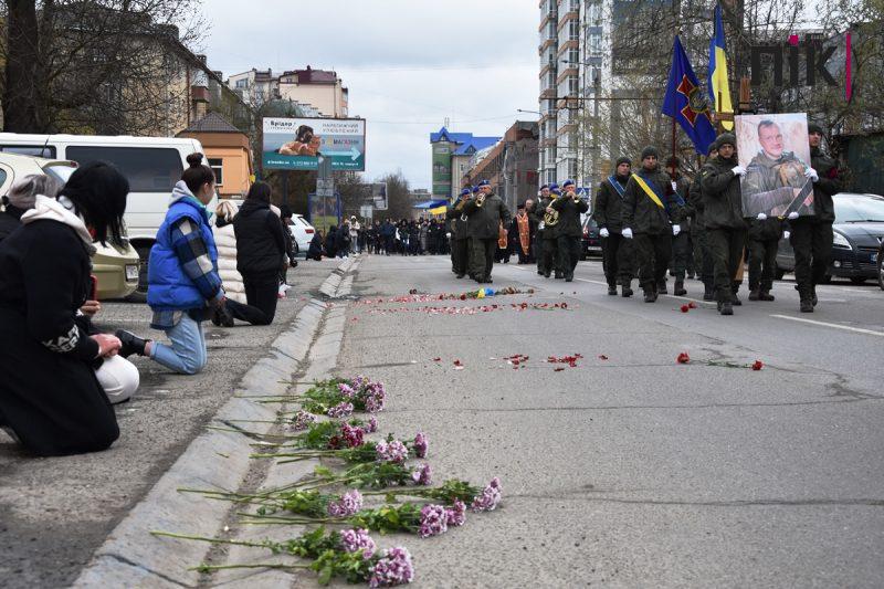 Прощання із Віталієм Меріновим: у Франківську траурна хода зібрала тисячі людей (ФОТО, ВІДЕО) 22 DSC 0071 scaled