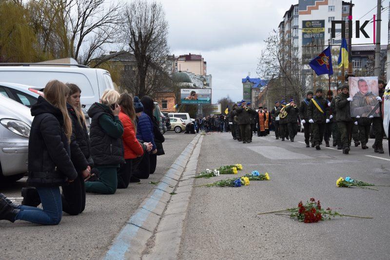 Прощання із Віталієм Меріновим: у Франківську траурна хода зібрала тисячі людей (ФОТО, ВІДЕО) 23 DSC 0078 scaled