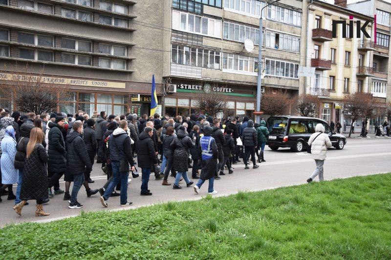 Прощання із Віталієм Меріновим: у Франківську траурна хода зібрала тисячі людей (ФОТО, ВІДЕО) 25 DSC 0090 scaled