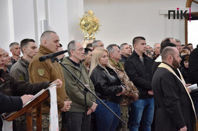 У Франківську проводять в останню дорогу Героя Олега "Берета" Койляка (ФОТО) 7 IMG 20230421 200709 535 scaled