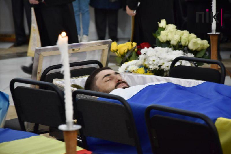 У Франківську проводять в останню дорогу Героя Олега "Берета" Койляка (ФОТО) 9 IMG 20230421 200709 858 scaled