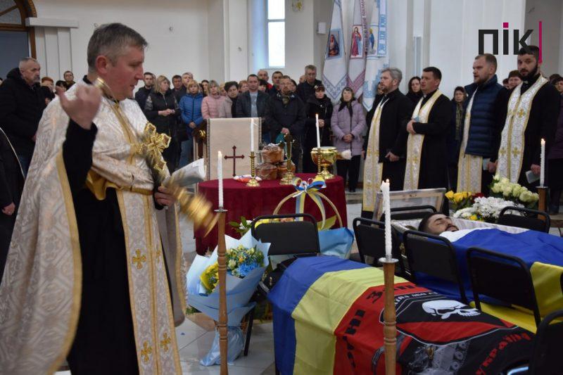 У Франківську проводять в останню дорогу Героя Олега "Берета" Койляка (ФОТО) 11 IMG 20230421 200710 105 scaled