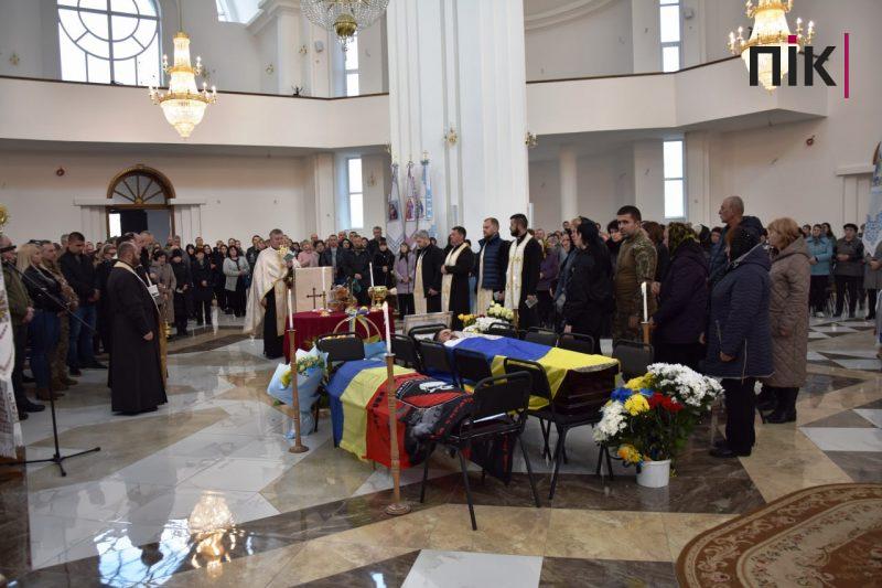 У Франківську проводять в останню дорогу Героя Олега "Берета" Койляка (ФОТО) 5 IMG 20230421 200710 177 scaled