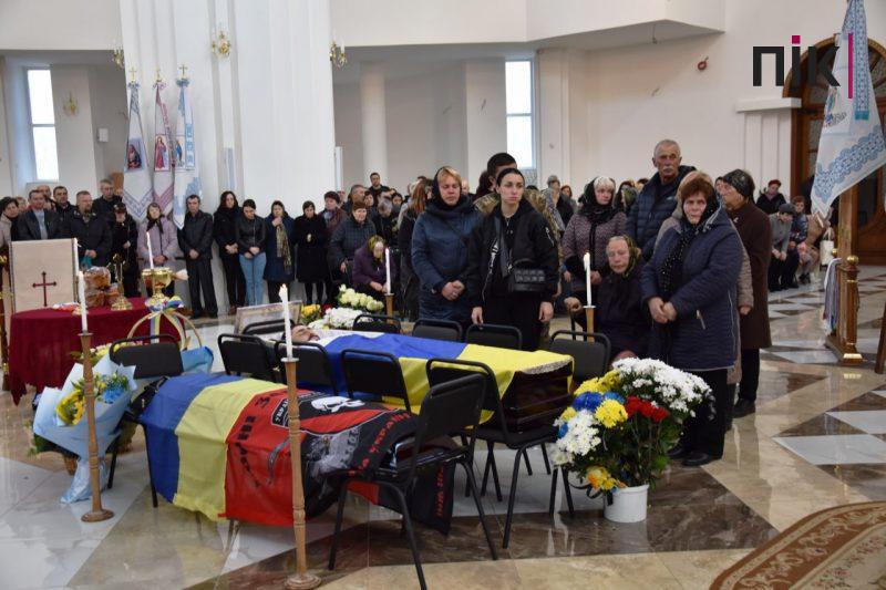 У Франківську проводять в останню дорогу Героя Олега "Берета" Койляка (ФОТО) 6 IMG 20230421 200710 295 scaled