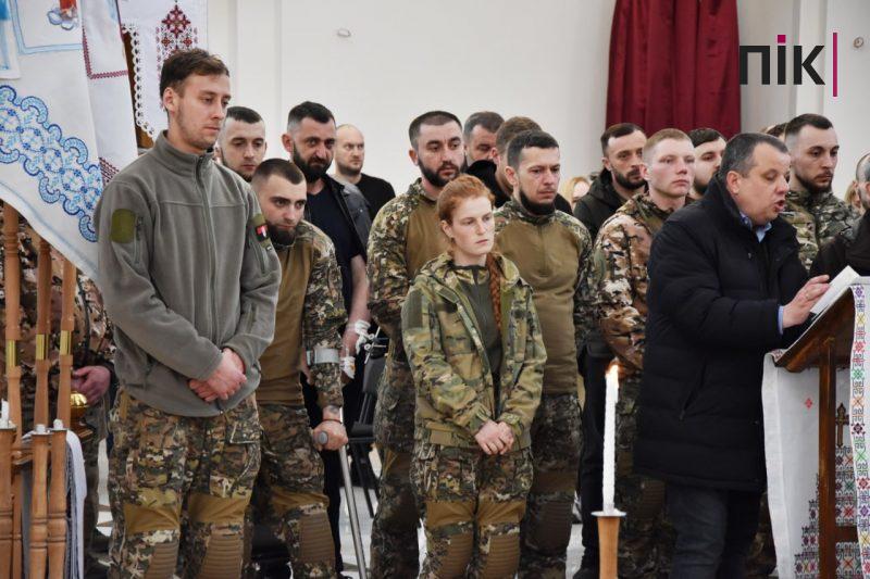 У Франківську проводять в останню дорогу Героя Олега "Берета" Койляка (ФОТО) 20 IMG 20230421 200715 132 scaled