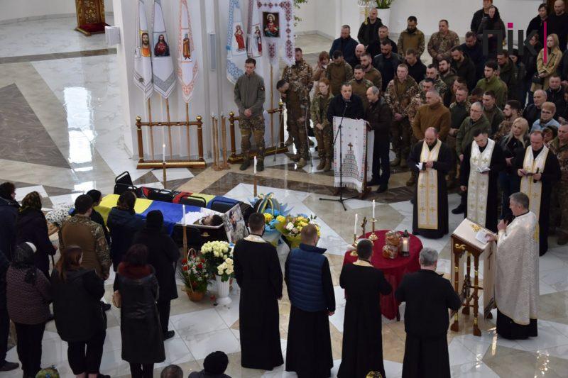 У Франківську проводять в останню дорогу Героя Олега "Берета" Койляка (ФОТО) 14 IMG 20230421 200715 163 scaled