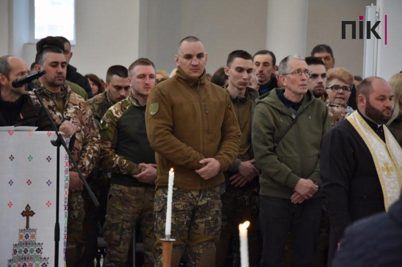 У Франківську проводять в останню дорогу Героя Олега "Берета" Койляка (ФОТО) 17 IMG 20230421 200715 302 scaled