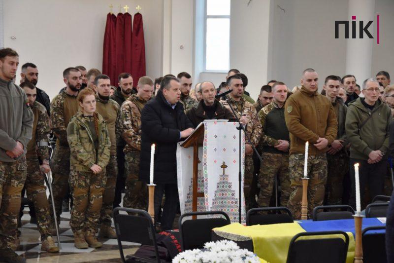 У Франківську проводять в останню дорогу Героя Олега "Берета" Койляка (ФОТО) 16 IMG 20230421 200715 388 scaled