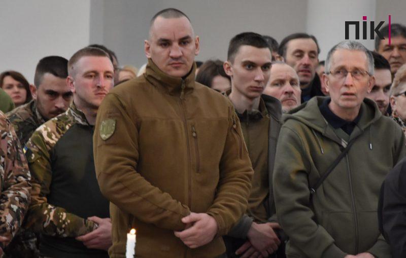 У Франківську проводять в останню дорогу Героя Олега "Берета" Койляка (ФОТО) 15 IMG 20230421 200715 921 scaled