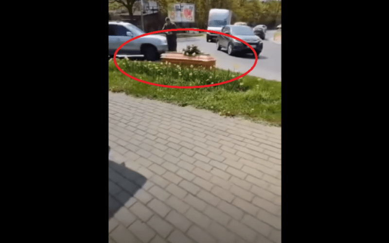 У Польщі труна з тілом померлого випала за катафалка: як це сталося