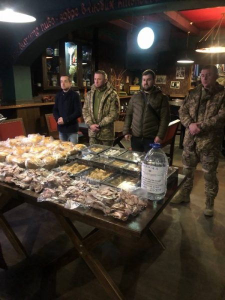 Спекли і освятили: франківські ресторатори передали військовим на фронт 50 пасок (ВІДЕО)