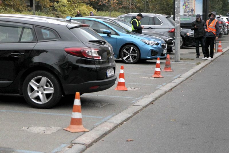 У Франківську змінили режим роботи платних паркувальних майданчиків