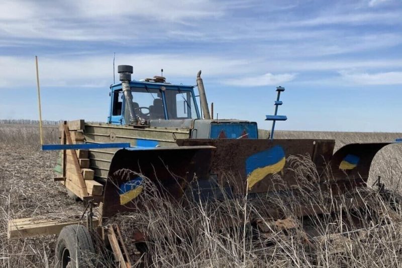 В Україні обладнали перший трактор на дистанційному керуванні, щоб працювати на мінних полях