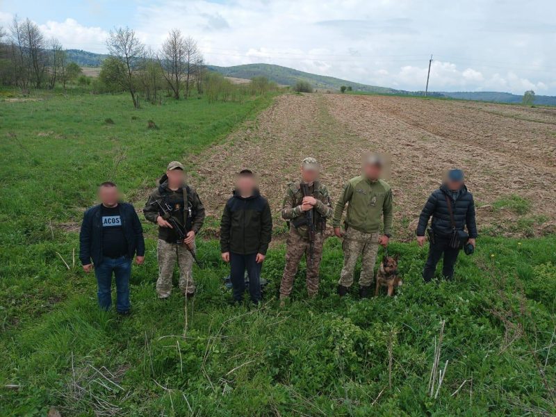 На Львівщині прикордонники затримали шістьох чоловіків, які йшли пішки до Польщі (ФОТО)