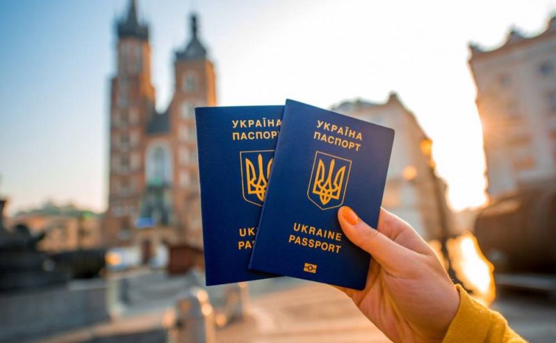 На Прикарпатті відправили 250 біометричних документів українцям за кордон: що для цього потрібно