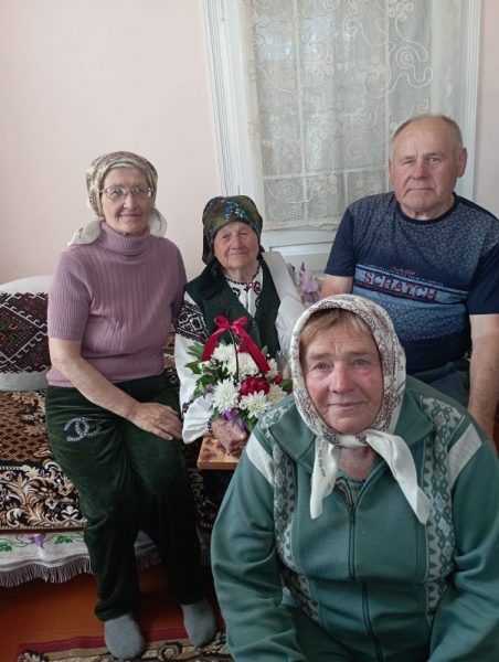 Жителька Снятинщини у вишитій сорочці відзначає 100-річний ювілей (ФОТО)
