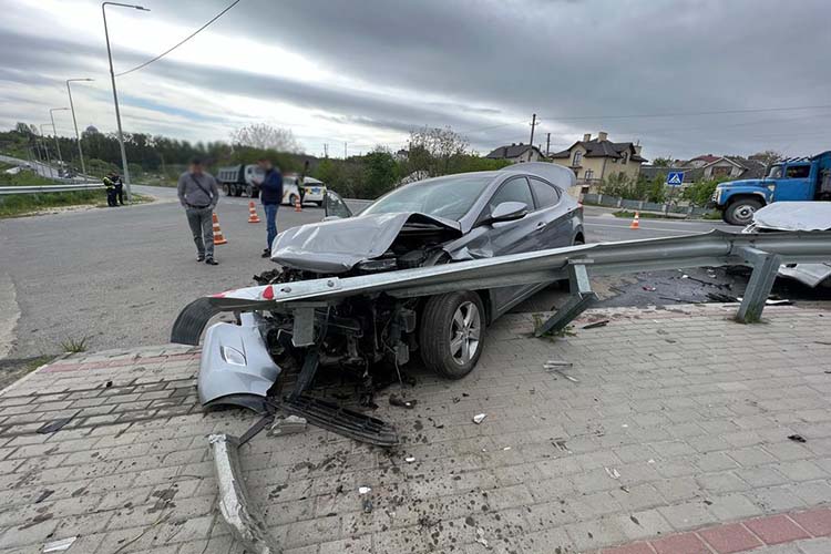 Винна водійка: на Тернопільщині зіткнулися "Mercedes" і "Hyundai" (ФОТО)